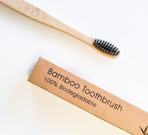 Brosse à dents en bambou, poils au charbon actif