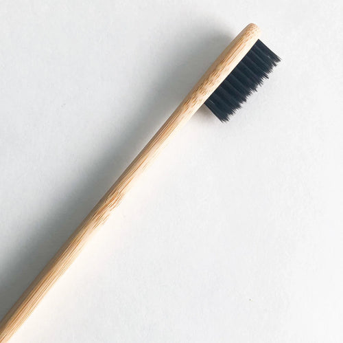 Brosse à dents en bambou, poils au charbon actif